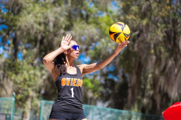 Senior Ainhoa Aponte prepares a serve, keeping her eye focused on the ball.
