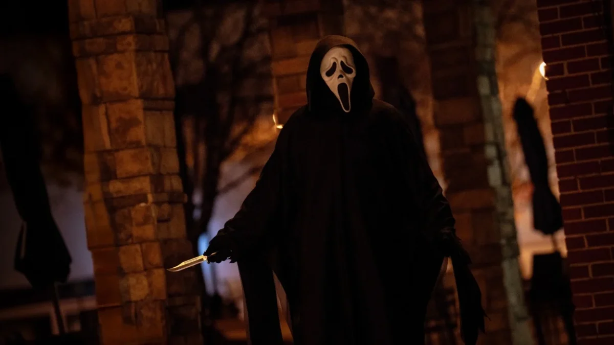 In one of the film's most tense chase scenes, Ghostface hunts Tatum through Pine Grove. Image courtesy of Paramount Pictures.